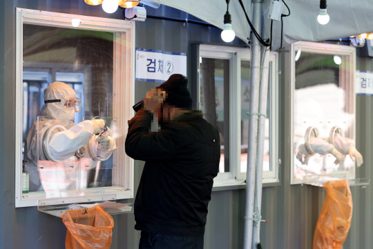 주말에도 코로나19 검사      (서울=연합뉴스) 류영석 기자 = 17일 오전 서울역에 마련된 임시선별검사소에서 의료진과 시민이 검체 채취 전 대화를 하고 있다.      중앙방역대책본부는 지난 16일 정례 브리핑에서 서울·경기·인천 지역에 설치된 144개 임시 선별검사소 중 130개 검사소를 내달 14일까지 연장 운영한다고 밝혔다. 2021.1.17      ondol@yna.co.kr  (끝)